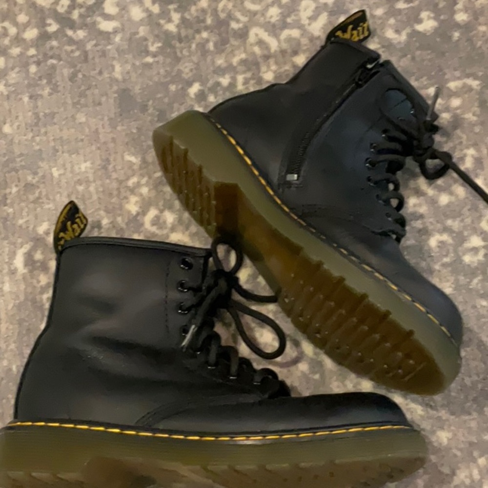 DR MARTENS KIDS SHOES SIZE 2